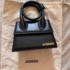 JACQUEMU SBlack leather handbag, with metal zipper and detachable design.